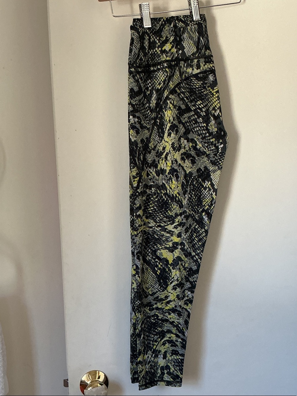 Sweaty Betty Snake-Print Leggings in Black & Yellow-Green